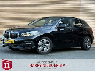 BMW 118i Business Edition Navigatiesysteem / Parkeersensor voor + achter / Keyless start