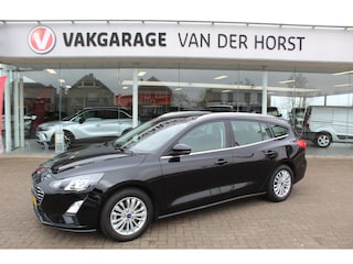 Ford Focus Wagon 1.0-125pk EcoBoost Mild-hybrid Titanium. Mooie, ruime, luxe en comfortabele Ford Focus wagon ! Volautm. airco dual, camera, stoel-, stuur- en voorraamverw., easy entry/easy go, cruise control, Isofix, side- en lane assist, parkeersensoren v+a, LM wielen etc.