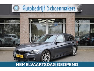 BMW 3-serie Touring 318i M Sport Corporate Lease CAMERA LEER+STOELVERWARMING DAB NAVI LED ZWARTE-HEMEL PANO/OPEN-DAK 19"LMV ELEK.LAADKLEP CRUISE NAP ENZ.