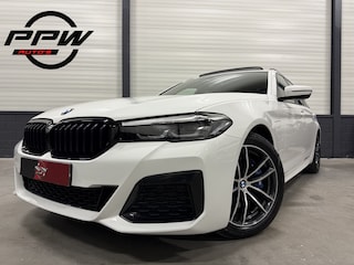 BMW 5-serie Touring 530e xDrive M-Sport PANO/HEAD-UP/ADAPTIVE-CHASSIS/ALCANTARA/CAMERA/LIVE-COCKPIT PRO/DAB/STANDKACHEL/SHADOW-LINE/18"/RECENT OH BEURT GEHAD BIJ BMW DEALER