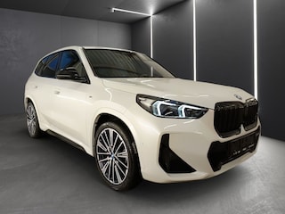 BMW iX1 xDrive30 (67 kWh) M-SPORT ** LED, BRUIN LEDER, PANORAMA, TREKH, ACC, H&K SOUND, 20-inch LMV ** 26k onder NP - EX BMW-AG ** ** INFORMEER OOK NAAR ONZE AANTREKKELIJKE FINANCIAL-LEASE TARIEVEN **