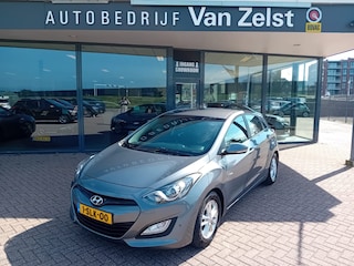 Hyundai i30 1.6 GDI i-Catcher, Airco, Automatisch, Multimediasysteem, Bluetooth telefoonverbinding, Navigatie, Cruise control, Parkeersensoren, Camera, Elektrische ramen en spiegels(inklapbaar), Centrale vergrendeling met AB, Lichtmetalen velgen, Nette originele NL auto, BOVAG