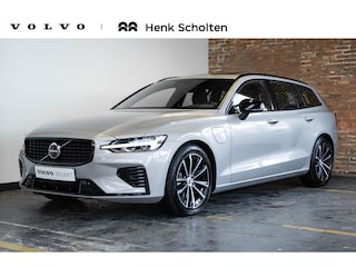 Volvo V60 T6 Automaat Plug-in hybrid AWD Plus Dark | Panoramadak| Premium audio by Harman en Kardon| Interieur Voorverwarming|Rondomzicht Camera| Semi electrische Trekhaak| Verwarmbare Voorstoelen/Achterbank en Stuurwiel.