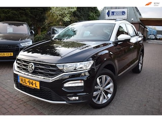 Volkswagen T-Roc 1.5 TSI Sport 150 PK ADAP CRUISE/CARPLAY/CAMERA/AIRCO-ECC/PDC V+A/TREKH/6 BAK/LMW 17 INCH/STOEL+STUUR VERW/USB