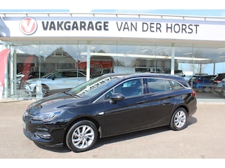 Opel Astra Sports Tourer 1.2-110pk Elegance. Ruime, sportieve, luxe en degelijke gezinswagen ! Autm. airco, stoel- en stuurwiel verw., LED verl., camera, parkeersens. v+a, metallic lak, LM wielen, Apple carplay/Android auto, navigatie, telefoonvoorb., cruise cntrl etc.