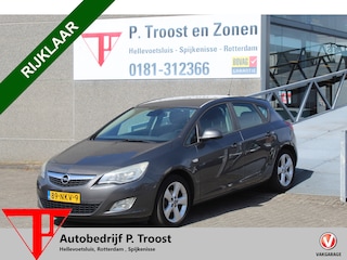 Opel Astra 1.4 Turbo Edition APK t/m 11-10-2025!!MEENEEMPRIJS!!/Airco/Cruise control/Parkeersensoren/Multifunctioneel stuurwiel/Spraakbediening/Radio-CD speler/Bluetooth/Trekhaak/17'' Lichtmetalen velgen/Elektrisch verstelbare spiegels/Elektrische ramen.