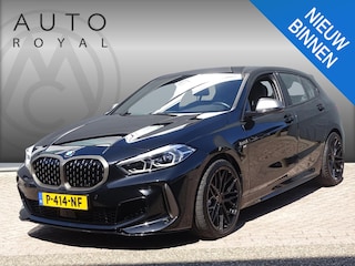 BMW M135i xDrive M Aerodynamica 306 Pk - KEYLESS ENTRY-GO| ADAPTIEF LED| NAVIGATIE| GROOTLICHT ASSISTENT| HEAD-UP DISPLAY|DODE HOEK SENSOR| AUTOMATISCHE AIRCO| ADAPTIEVE CRUISE CONTROL|PARKEERSENSOREN| STOELVERWARMING| STUURVERWARMING|