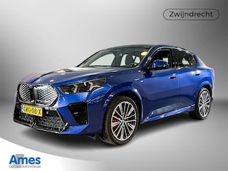 BMW iX2 eDrive20 67 kWh M-Sport / Panoramadak / Harman Kardon Soundsystem / Head-up Display / 20 inch lichtmetaal all-season
