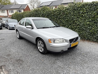 Volvo S60 2.0T Edition II Automaat | Navi | Autom. Airco | Cruise Control | LMV | Trekhaak | PDC | APK tot 07-11-2025!
