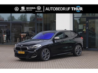 BMW X2 M35i High Executive Edition 306PK / 225kW, 19" LMV, full LED verlichting, privacy glas, vol lederen bekleding, Harman & Kardon geluidssysteem, zwart schaal sportstoelen, panoramadak, verlengbare zitting, stoelverwarming, stuurverwarming, digital cockpit, navigatie, professional elektrische lendesteun, 3-spaaks M-sportstuur, parkeersensoren voor en achter (pdc), achteruitrijcamera (rear view), elektrische achterklep, meerkleurige sfeerverlichting