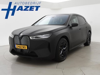 BMW iX xDrive40 M-SPORT H.E. 77 kWh *MAT ZWART* + 22 INCH | 12-2022 | LASER LIGHT | MASSAGE | 3D CAMERA | ADAPTIVE CRUISE | HK