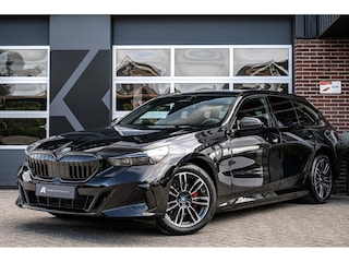 BMW 530e xDrive M Sport Pro | Shadow | Harman/Kardon | Trekhaak | Iconic Glow | Driving Ass. | Adap. led | 19' Inch |