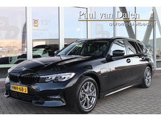 BMW 3-serie Touring (g21) 330e 292PK AUTOMAAT SPORT LINE SHADOW LINE Live Cockpit Trekhaak | Navi | Leer | Sfeerverl. | Adapt.Cruise | Dab |