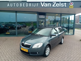 Skoda Fabia Combi 1.4-16V Ambiente, Airco, Elektrische ramen, Elektrische spiegels(verwarmbaar), Radio/CD/Aux, Cruise control, Bestuurderstoel in hoogte verstelbaar, Stuurwiel verstelbaar, Centrale vergrendeling met AB, Trekhaak, Originele NL auto, Goed onderhouden