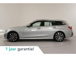 BMW 3-serie Touring 320d High Executive | Pano | HUD | Trekhaak | Leer | Camera | El. achterklep |