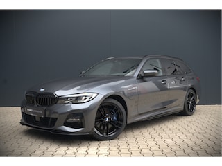 BMW 3-serie Touring 330e High Executive M Sport | M Performance | PDC | Leer | Hifi | Ambiance Verlichting | Stoelverwarming | Adaptive Cruise Control | BTW | LED | Shadow Line | Keyless | Navigatie Prof. | DAB |