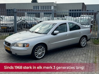 Volvo S60 2.5 T Sports Edition 209PK NL AUTO NAP TOPSTAAT! DEALER OH! Leer l Airco ECC l Cruise l Stoelverwarming l PDC l TREKHAAK