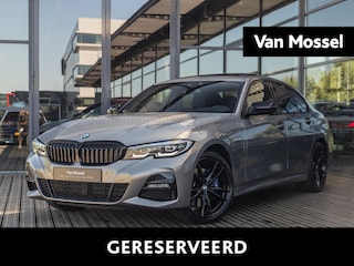 BMW 330e eDrive Edition | M-SPORT PAKKET | 19 INCH | M-SPOILER | OXIDGRAU | SCHUIF-KANTELDAK | SHADOWLINE | LED KOPLAMPEN | ACHTERUITRIJCAMERA | HEAD-UP | HARMAN KARDON | NL AUTO |