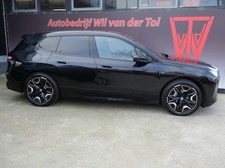 BMW iX xDrive50 BUSINESS ED. PLUS | 112 kWh | PANORAMA | CRYSTAL | TREKHAAK | LUCHTVERING | 1e EIG!!
