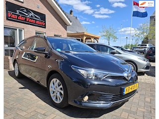 Toyota Auris Touring Sports 1.2T Business Pro. Nette auto! O.a: stoelverw, navi, trekhaak, camera, cruise. Prijs incl garantie!