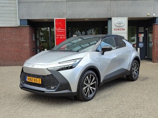 Toyota C-HR 2.0 Hybrid 200 FIRST EDITION+ BI-TONE EL-ACHTERKLEP CAMERA NAVI PARK-SENSOREN BLIND SPOT 18'' LM-VELGEN KEYLESS APPLE/ANDROID BLUETOOTH