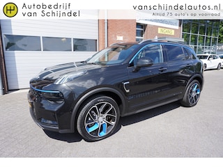 Lynk & Co 01 1.5 261PK! ORIGINEEL NL! RECENT DEALER ONDERHOUDEN! ZWARTE HEMEL! 4X PERF BANDEN! 360CAMERA 6,6KWH LADEN PANORAMADAK FULL LED 20INCH ADAPTIEVE CRUISE ANDROID-APPLECARPLAY STOELVERWARMING PDC V+A ENZ...