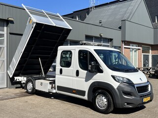 Peugeot Boxer 435 2.0 BlueHDI L3 DC Kipper Open laadbak Airco Cruise controle Trekhaak 3000kg trekgewicht 7-persoons Gereedschapskist Euro 6 P-up Kieper Pritshe