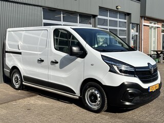 Renault Trafic 1.6 dCi L1H1 2x Schuifdeur Kastinrichting Airco Cruise controle Kastinrichting 3-Persoons Telefoonverbinding Parkeersensoren achter Sitebars 1e eigenaar Euro 6 Dealer onderhouden