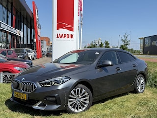 BMW 2-serie BWJ 2021 218i 136 PK High Executive APPLE CARPLAY / ANDROID AUTO / NAVI / CLIMA / CRUISE / NAVI / CLIMA / ADAPTIVE CRUISE / STOELVERW. / DAB / PDC / LMV