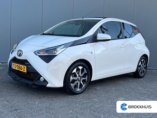 Toyota Aygo 1.0 VVT-i 72pk x-first Vouwdak! Elektrisch vouwdak | Camera | Airco | Carplay | Bestuurdersstoel in hoogte verstelbaar | Verwarmbare buitenspiegels | Lichtmetalen velgen | Mistlampen voor | 1e eigenaar