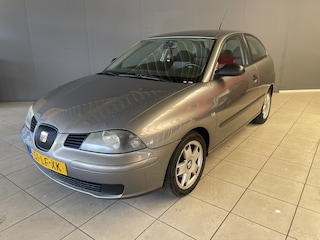 Seat Ibiza 1.2-12V Stella Vrijwel nieuwe APK, van buiten keurige auto. Lage meeneemprijs: een vlek in bijrijdersstoel, en achterklep opent niet.