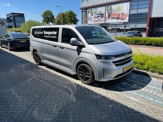 Volkswagen Transporter 2.0 TDI L2H1 30 Bulli 150 pk Automaat , zwarte velgen 19 inch , achterspoiler  , side bars , laadruimtebescherming , glaslookpanelen