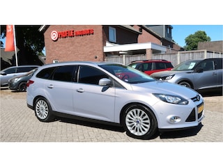Ford Focus Wagon 125 Pk EcoBoost Titanium * Hele Mooie * * Navigatie * Achteruitrij Camera * Trekhaak * Stoel en voorruit verwarming * Lichtmetalen Velgen *  Voor en achter Parkeersensoren * Vingerhoets: Vierde Generatie Eersteklas Service !