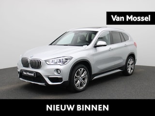 BMW X1 sDrive18i High Executive | AUTOMAAT | PANORAMADAK | LEDER | HEAD UP DISPLAY | ACHTERUITRIJCAMERA | ADAPTIVE CRUISE CONTROL | SPORTSTOELEN | ELEKTRISCHE BESTUURDERSTOEL MET GEHEUGEN | LED KOPLAMPEN | ELEKTRISCHE ACHTERKLEP | STOELVERWARMING | TREKHAAK |