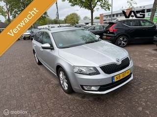 Skoda Octavia Combi 1.0 TSI Leer Navi Clima Trekhaak PDC