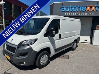 Peugeot Boxer 330 2.0 BlueHDI L1H1 Premium Pack AIRCO I NAVI I CAMERA I 3-ZITS I EURO-6 I TREKHAAK I EXTRA SLOTEN LAADRUIMTE
