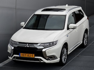Mitsubishi Outlander PHEV 2.4 INSTYLE 4WD | PLUG IN HYBRID | V2G | FULL OPTIONS | SCHUIFDAK | ADAPTIEF CRUISE | TREKHAAK 1500KG | ALL SEASON BANDEN | ALL IN RIJKLAARPRIJS