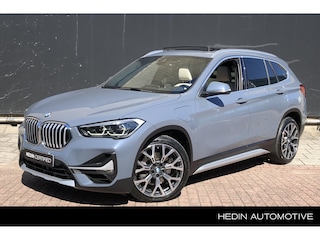 BMW X1 xDrive25e High Executive | 19'' LMV | Trekhaak | Oyster Lederen Bekleding | Panorama Dak | Haman Kardon Speakers | Stoel verwarming |
