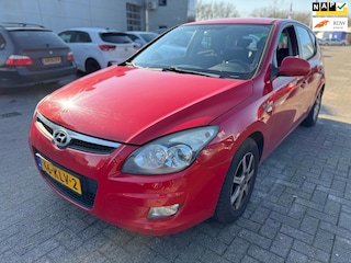 Hyundai i30 1.4i Blue Dynamic Business / Nieuwe APK / Parkeer sensor / Inruil auto meeneem prijs!!!