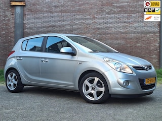 Hyundai i20 1.2i DynamicVersion, Airco, Afn. Trekhaak, Lichtmetalen Velgen, Lage KM stand.