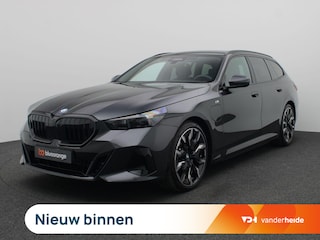 BMW 5-serie Touring 530e M Sport Edition 299PK AUT. Panoramadak, Keyless, Adaptieve Cruise, Memorystoel, Head-Up Display, Elektr. Achterklep, Stoelverwarming+Koeling, Stuurverwarming, Volleder, Trekhaak, 21" LM Velgen