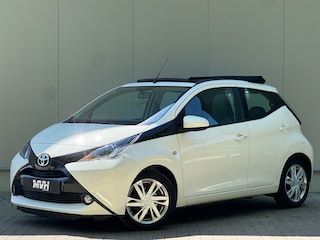 Toyota Aygo 1.0 VVT-i X-Wave - Cabrio - Keyless - Camera - Navi - Climate - Cruise - 15 Inch - MF Stuur - OrigNL - NAP