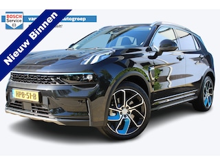 Lynk & Co 01 1.5 | Trekhaak | Panorama dak | 360' Camera | Elektrische kofferbak | Bestuurdersstoel elektrisch verstelbaar met geheugen | Parkeersensoren V+A | Navigatie | Climate controle | Stoelverwarming | Digital cockpit | Adaptive cruise | Apple CarPlay/Android auto | Keyless Go | 20 Inch LMV |