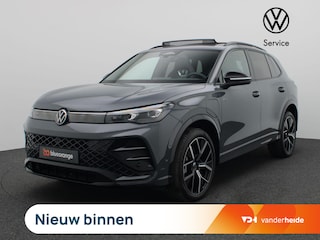 Volkswagen Tiguan 1.5 eHybrid R-Line Edition 272PK DSG Blackstyle, panoramadak, blackstyle, matrix led, trekhaak, 360gr. camera, adaptive cruise, side assist, stuur-stoelverwarming, elek. bedienbare achterklep, keyless, voorstoel met massage, 20" lichtmetaal
