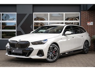 BMW 530e M Sport Pro | Shadow | Harman/Kardon | Driving Ass. Plus | Trekhaak | Iconic Glow | 19' Inch |