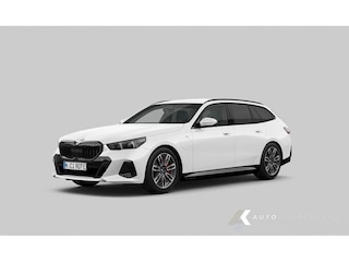 BMW 530e M Sport Pro | Shadow | Harman/Kardon | Driving Ass. Plus | Trekhaak | Iconic Glow | 19' Inch |
