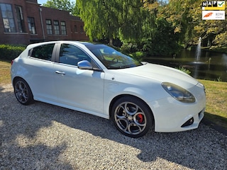Alfa Romeo Giulietta 1.4 T Distinctive Leer panodak airco cruise cont.