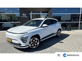 Hyundai Kona Comfort Smart 65.4 kWh | Stoelbekleding, stof | Achteruitrijcamera | Parkeersensoren achter | Stoel verwarming | | Achterbank in delen neerklapbaar | Achterruitverwarming | Achteruitrijcamera