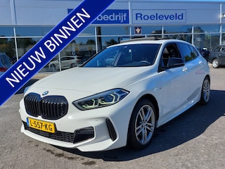 BMW 116i Automaat Business Edition M-Sport | Navi | Apple Carplay+Android Auto | Clima | Cruise | Led Koplampen | Panorama Schuifdak | Pdc V+A+Camera | Licht+Regensensor | Privacy Glass | 17''lm