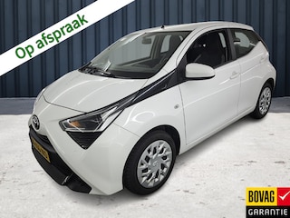 Toyota Aygo 1.0 VVT-i x-play (73 PK) 2e-Eig. & Dealer-Onderh. BOVAG-Garantie. NL-Auto. Navigatie/Apple-Carplay/Android-Auto, Achteruitrijcamera, Airco, Privacy-Glas